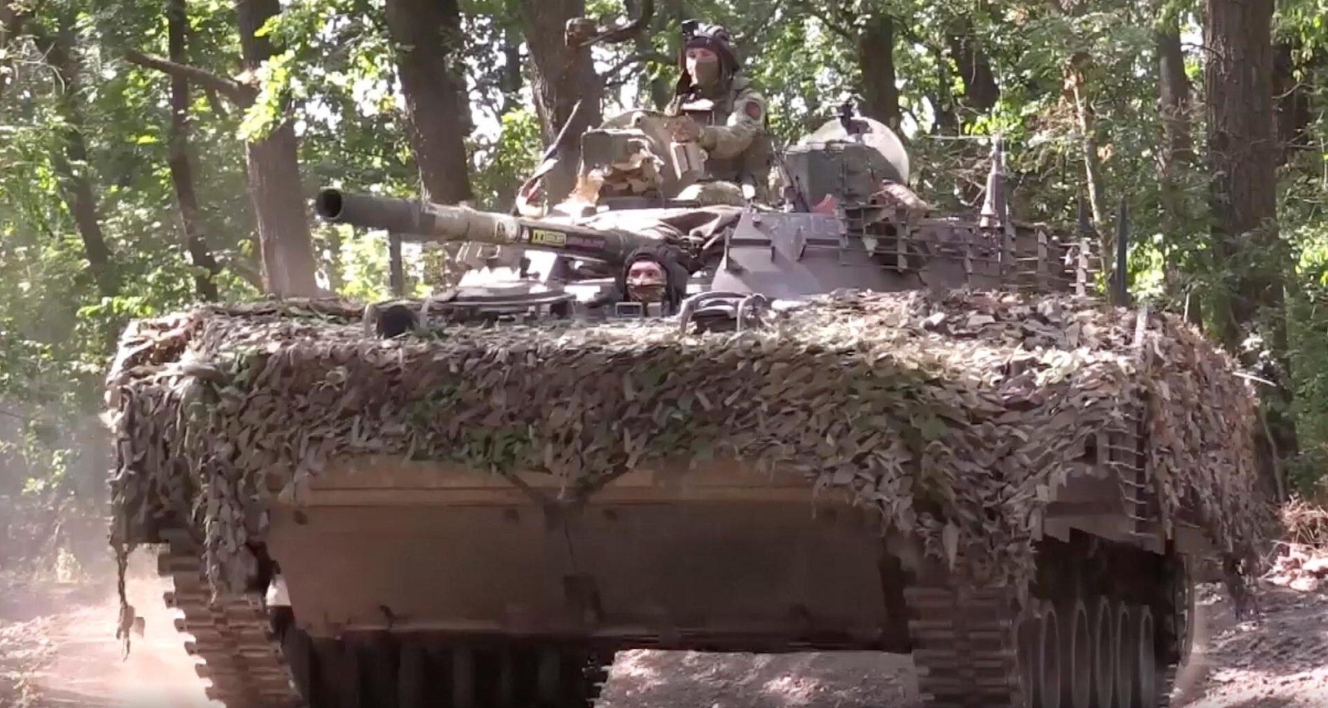 Dieses vom russischen Verteidigungsministerium freigegebene Bild zeigt zwei Soldaten in einem getarnten Panzer in der Region Donezk.