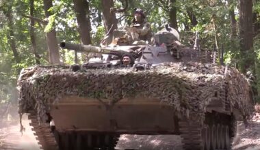 Dieses vom russischen Verteidigungsministerium freigegebene Bild zeigt zwei Soldaten in einem getarnten Panzer in der Region Donezk.