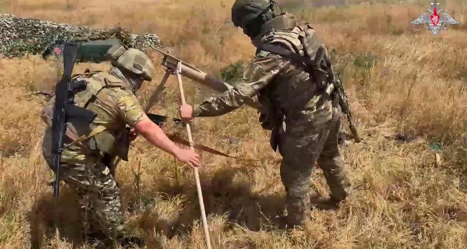 Auf diesem Foto aus einem vom Pressedienst des russischen Verteidigungsministeriums verbreiteten Video bereiten russische Soldaten eine Lantset-Drohne für den Abschuss auf ukrainische Stellungen an einem nicht näher bezeichneten Ort in der Ukraine vor.