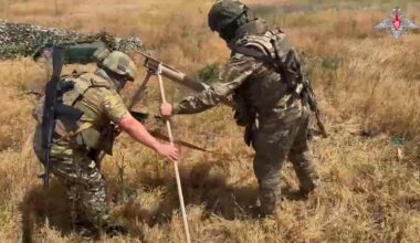 Auf diesem Foto aus einem vom Pressedienst des russischen Verteidigungsministeriums verbreiteten Video bereiten russische Soldaten eine Lantset-Drohne für den Abschuss auf ukrainische Stellungen an einem nicht näher bezeichneten Ort in der Ukraine vor.