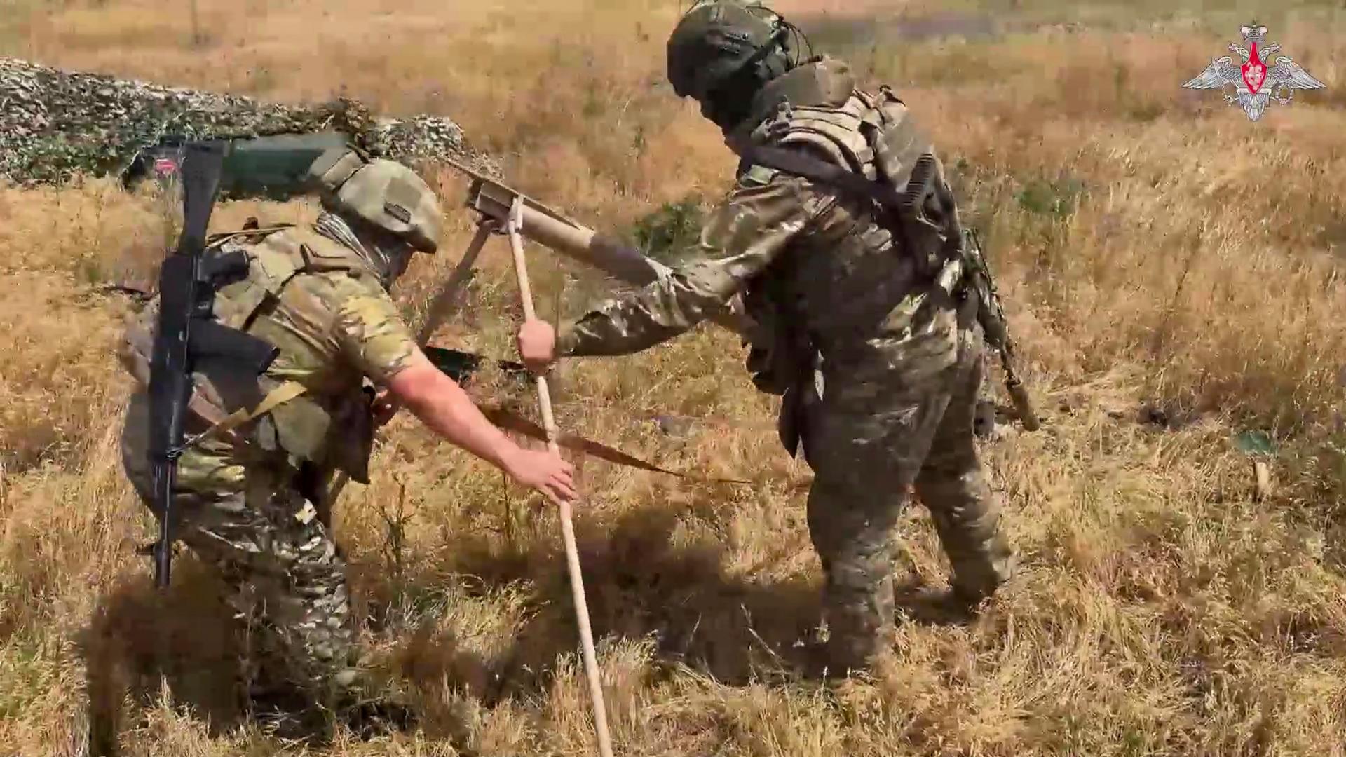 Russische Soldaten bereiten eine Lantset-Drohne für den Abschuss auf ukrainische Stellungen an einem nicht näher bezeichneten Ort in der Ukraine vor. 