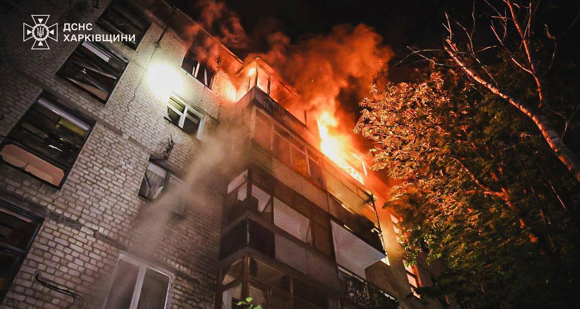 Auf diesem vom ukrainischen Katastrophenschutz via AP zur Verfügung gestellten Foto ist ein Wohnhaus in Flammen nach einem russischen Angriff zu sehen.