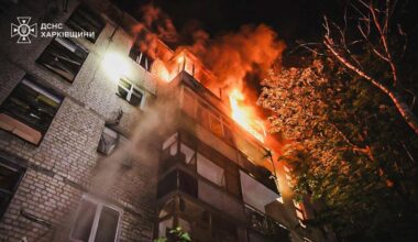 Auf diesem vom ukrainischen Katastrophenschutz via AP zur Verfügung gestellten Foto ist ein Wohnhaus in Flammen nach einem russischen Angriff zu sehen.