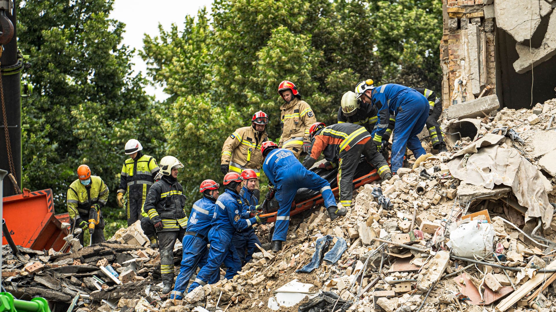 Ukrainische Helfer bergen eine Person aus einem zerstörten Haus in Kiew.