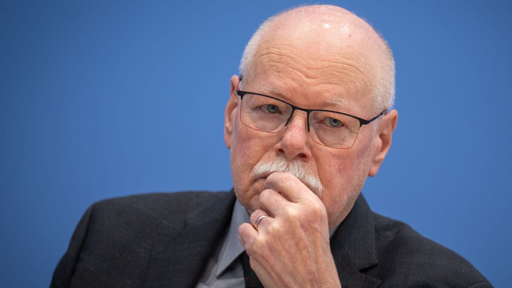 ARCHIV - 02.04.2025, Berlin: Ulrich Mäurer, Vorsitzender der Innenministerkonferenz und Bremens Senator für Inneres, aufgenommen während einer Pressekonferenz. (zu dpa: «Senator Mäurer für Fußfessel bei Gewalttätern») Foto: Soeren Stache/dpa
