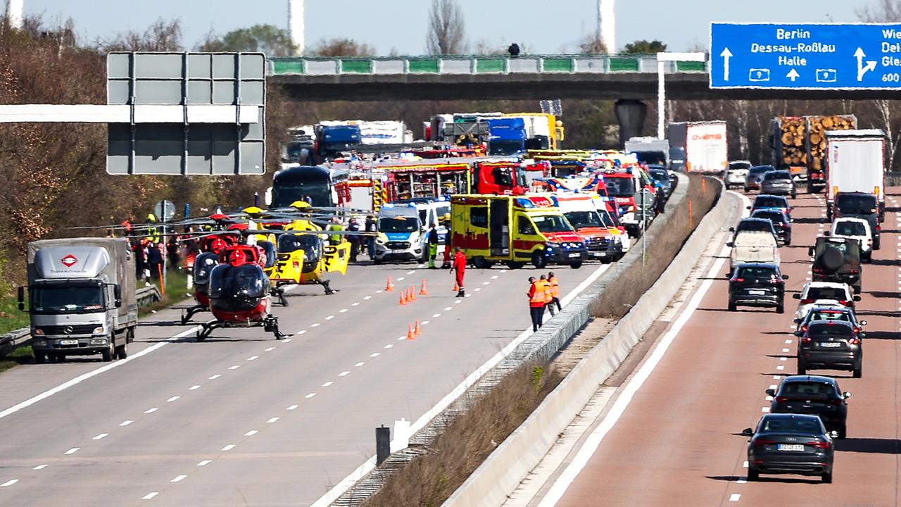Forderung der Feuerwehren: Debatte über Führerscheinentzug für Gaffer