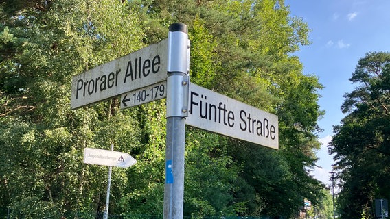Das Bild zeigt eine Kreuzung in Prora auf Rügen, an der ein Cabriofahrer einen 13-Jährigen angeblich absichtlich überfahren haben soll. © Stefan Weidig Foto: Stefan Weidig