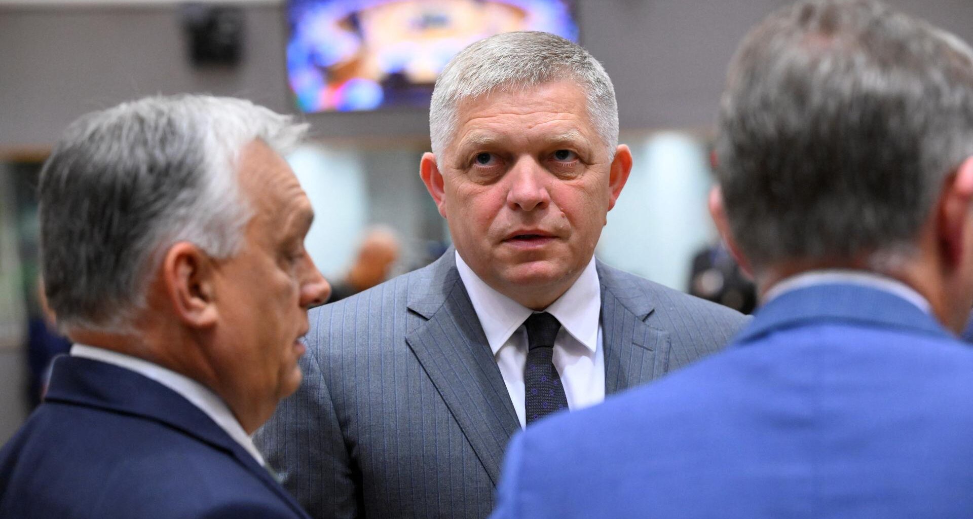 Der slowakische Premierminister Fico spricht mit dem ungarischen Ministerpräsidenten Orban, den man von der Seite sieht.