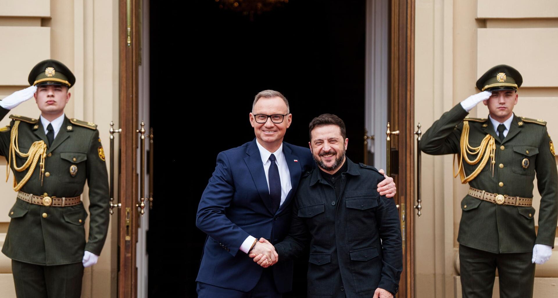 Der ukrainische Präsident Wolodymyr Selenskyj (r) und der polnische Präsident Andrzej Duda umarmen sich während ihres Treffens in Kiew.