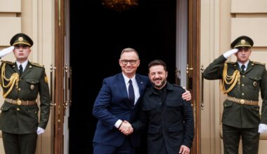 Der ukrainische Präsident Wolodymyr Selenskyj (r) und der polnische Präsident Andrzej Duda umarmen sich während ihres Treffens in Kiew.
