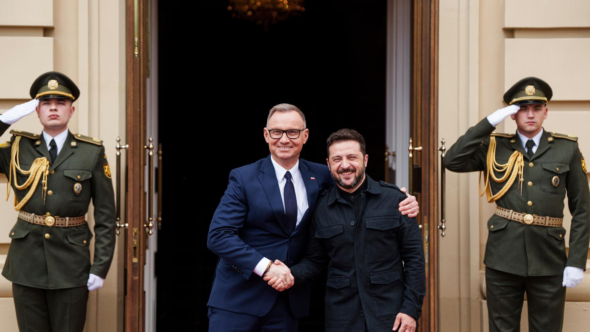 Der ukrainische Präsident Wolodymyr Selenskyj (r) und der polnische Präsident Andrzej Duda umarmen sich während ihres Treffens in Kiew. 