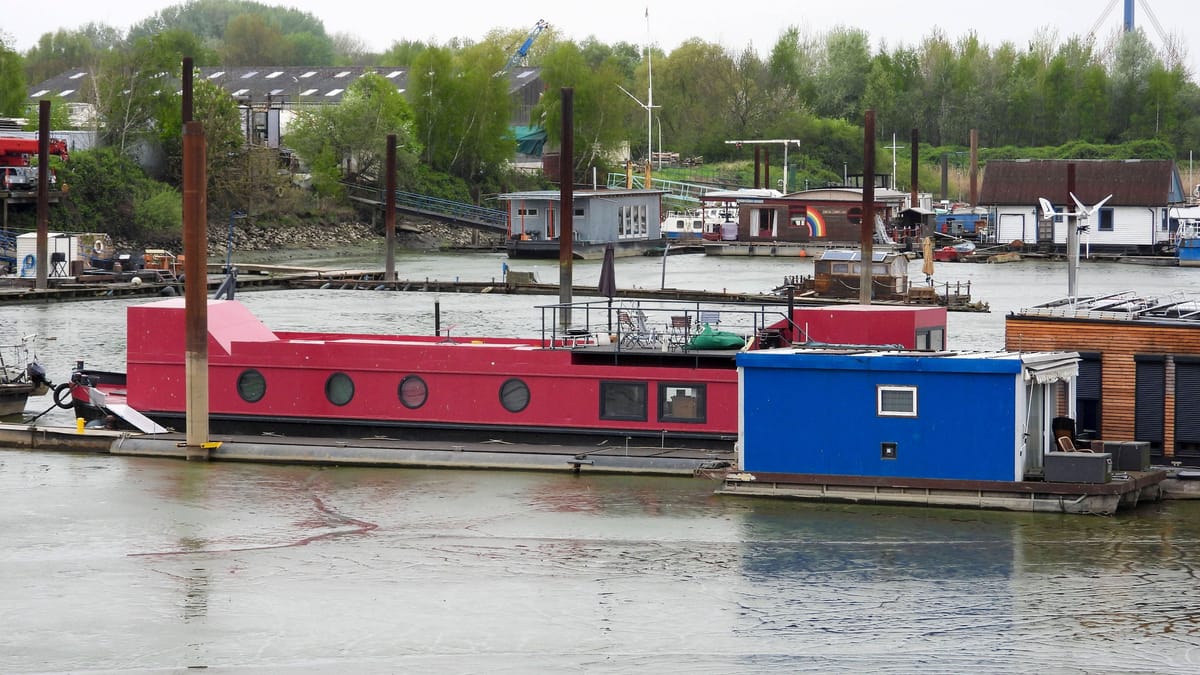 Frau stürzt von Hausboot ins Wasser – künstliches Koma
