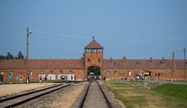 Rechtsextreme Geste in Auschwitz gezeigt – Schüler suspendiert