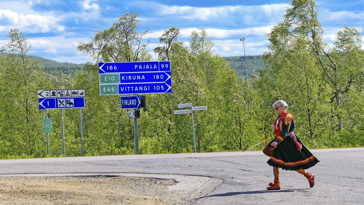 Versuch, die eigene Kultur zu bewahren: Sámi-Frau im traditionellen Kleid in Nordschweden