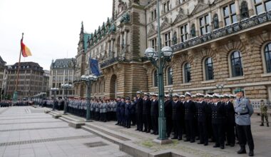 Hamburg feiert Veteranentag auf dem Rathausmarkt | NDR.de - Nachrichten
