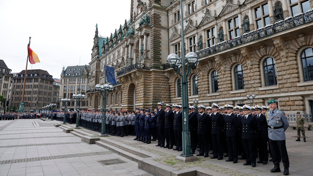 Hamburg feiert Veteranentag auf dem Rathausmarkt | NDR.de - Nachrichten