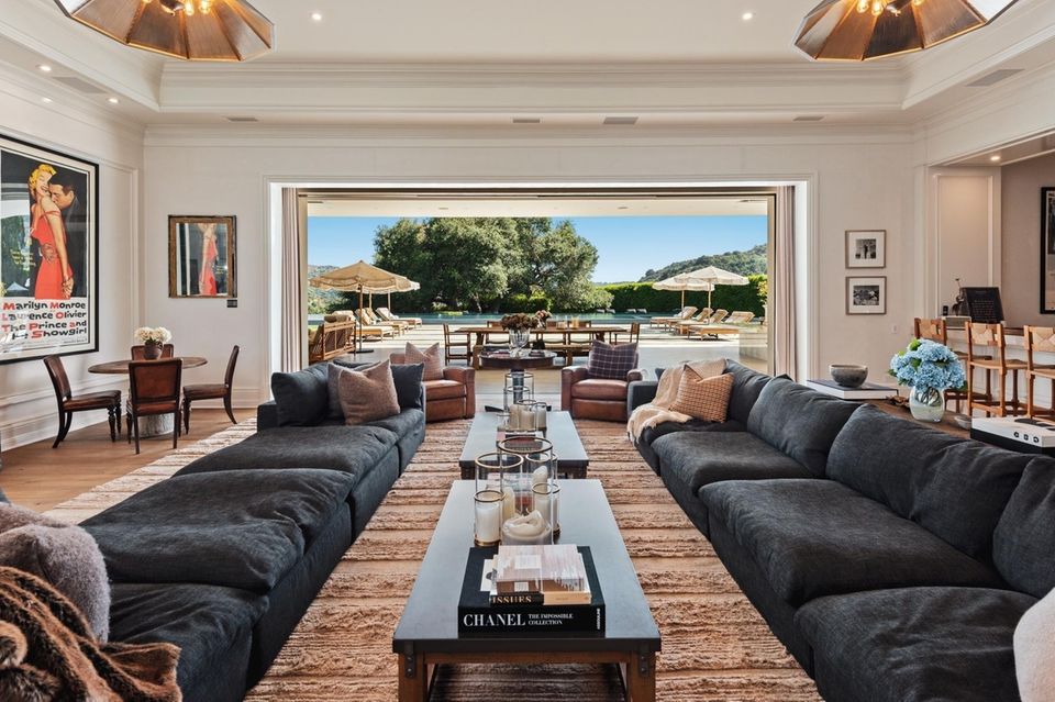 Das geräumige Wohnzimmer des luxuriösen Anwesens