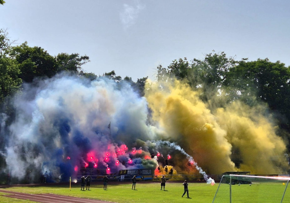 Choreo, Pyro & enttäuschte Gesichter im Aufstiegsspiel des SSC Weißenfels vs. Halle
