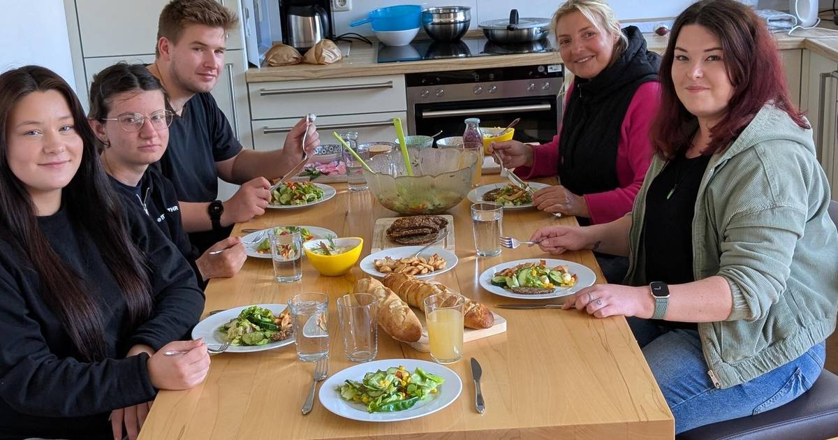 Kochgruppe der stationären Jugendhilfe feiert ersten Paletten-Beet-Salat
