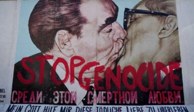 Berlin East Side Gallery „Bruderkuss“-Bild beschmiert