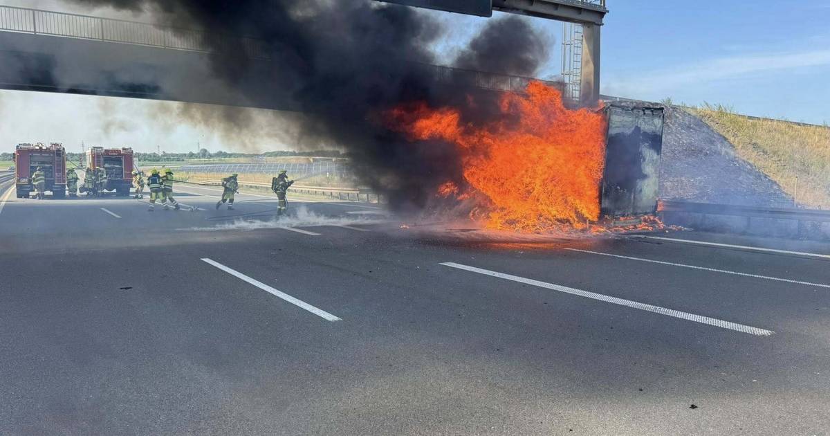 Feuerwehr stundenlang bei Lkw-Brand auf A44 gefordert