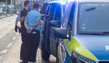 Auto fährt in Menschenmenge – fünf Verletzte bei Unfall
