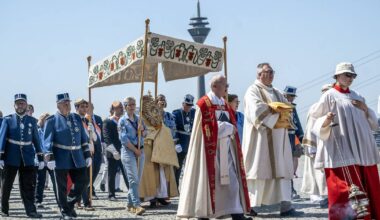 Fronleichnam Prozession zieht durch die Altstadt