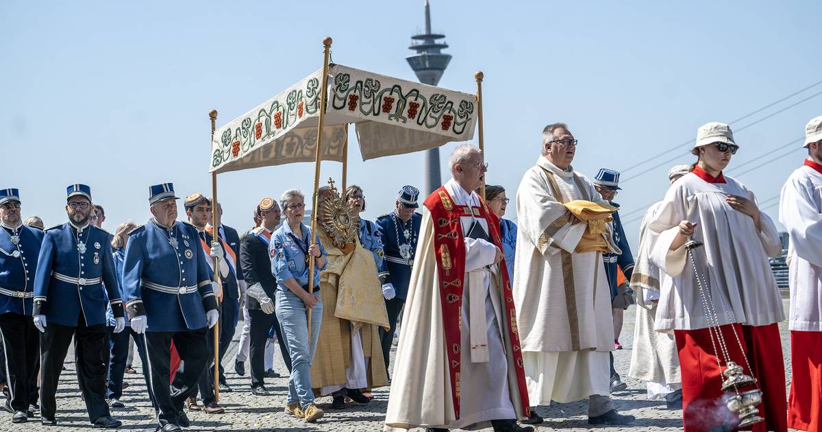Fronleichnam Prozession zieht durch die Altstadt
