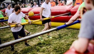 Nachbarn und Freunde feiern Dorffest in Lörick 
