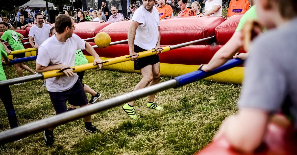 Nachbarn und Freunde feiern Dorffest in Lörick 