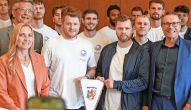 OB Uwe Schneidewind ehrt die Handballer des BHC für die gelungene Saison 