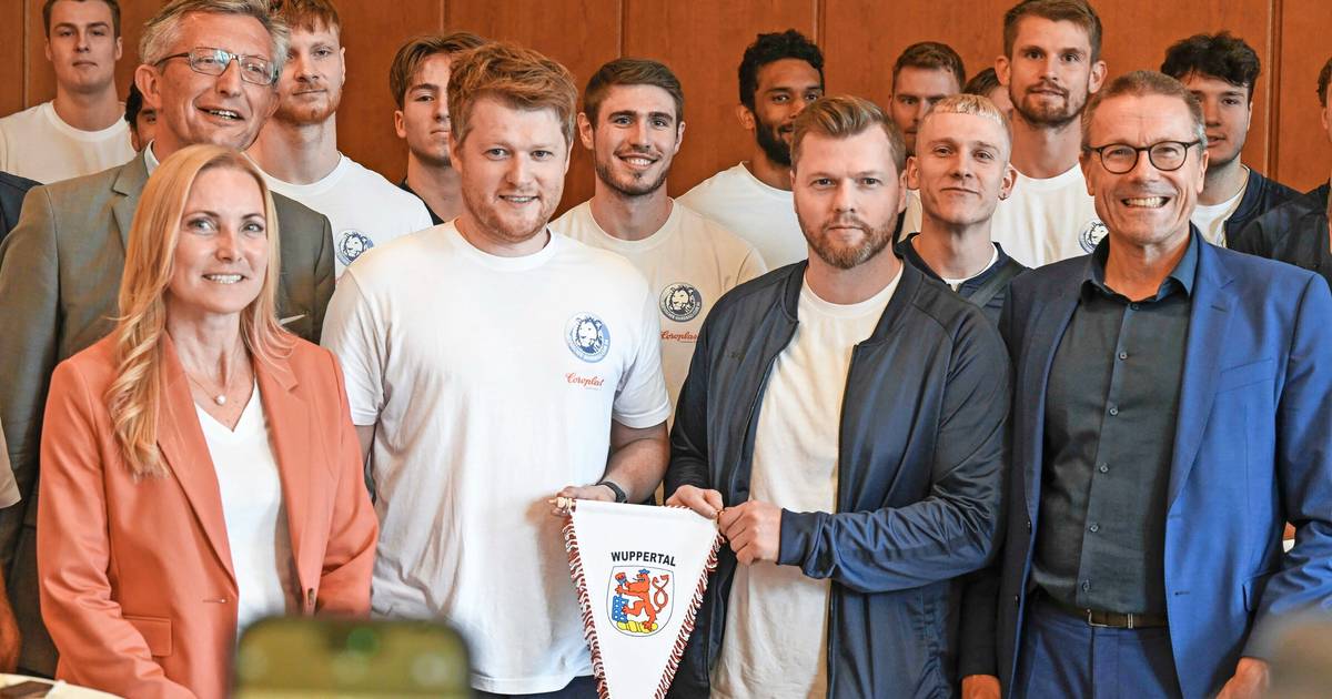 OB Uwe Schneidewind ehrt die Handballer des BHC für die gelungene Saison 