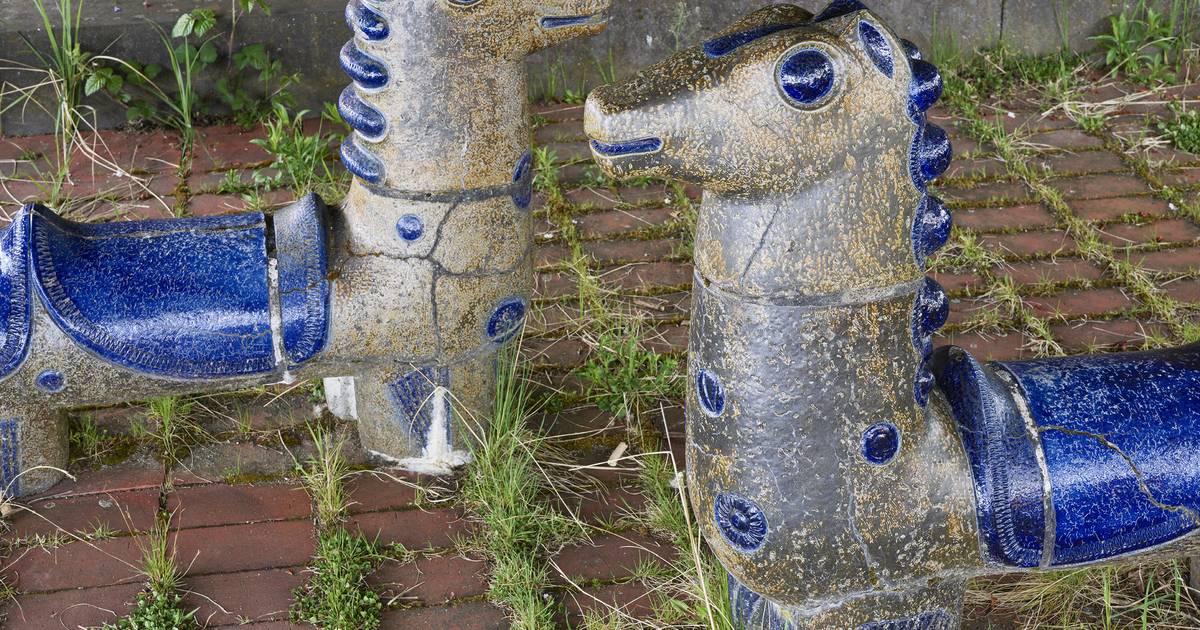 Spielplatz in Bonn - Keramik-Pferdchen auf dem Heiderhof von Frost bedroht