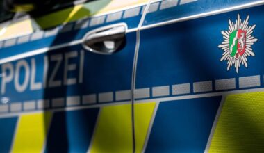Betrunkener E-Scooterfahrer fährt Streifenwagen auf