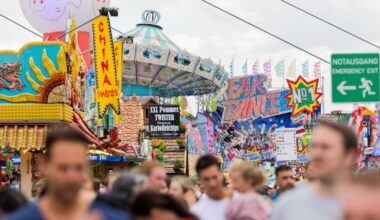 Rheinkirmes Düsseldorf 2025: Japanische Gäste werden angesprochen