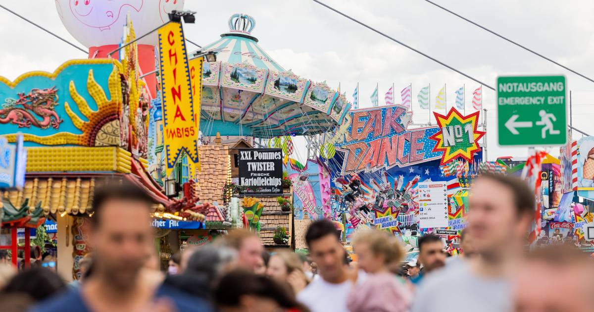 Rheinkirmes Düsseldorf 2025: Japanische Gäste werden angesprochen