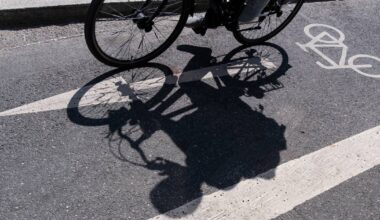 Radfahrerin in von BMW erfasst – Fahrer flüchtet