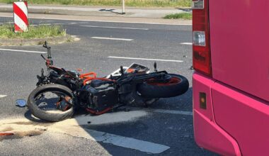 Mönchengladbach: Tödlicher Unfall - Motorradfahrer kollidiert mit Bus