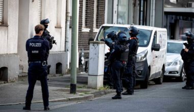 Bewaffnete Polizisten rücken zu Wohnung in Duisburg aus