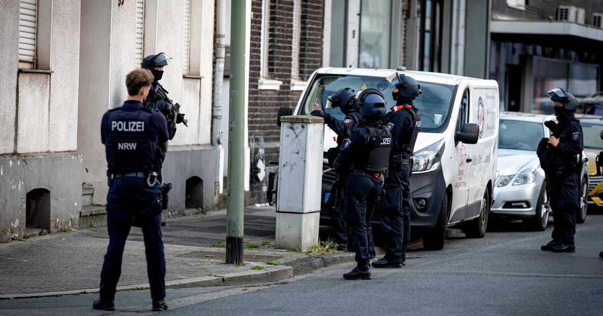 Bewaffnete Polizisten rücken zu Wohnung in Duisburg aus