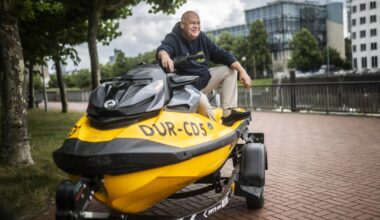 Jetski-Fahrer rettet vier Personen aus dem Rhein