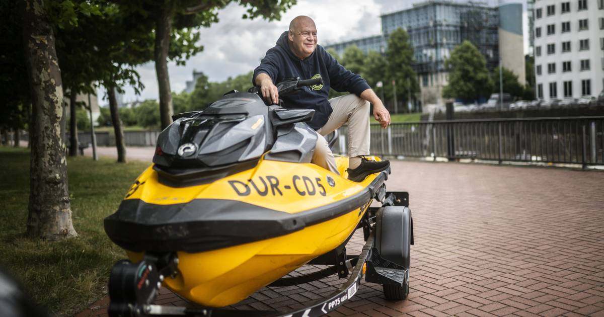 Jetski-Fahrer rettet vier Personen aus dem Rhein