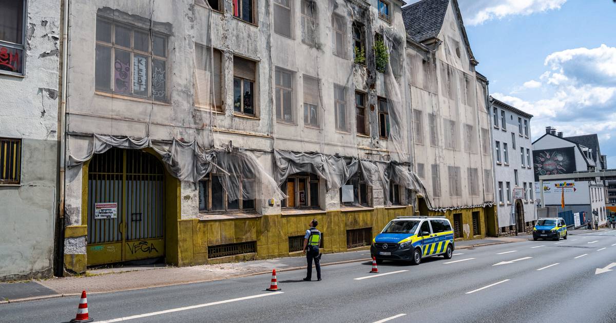 Fassadenteile auf Gehweg gestürzt: Einsatz in Wuppertal