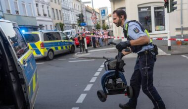 Auto fährt in Menschenmenge – fünf Verletzte bei Unfall, auch Kinder