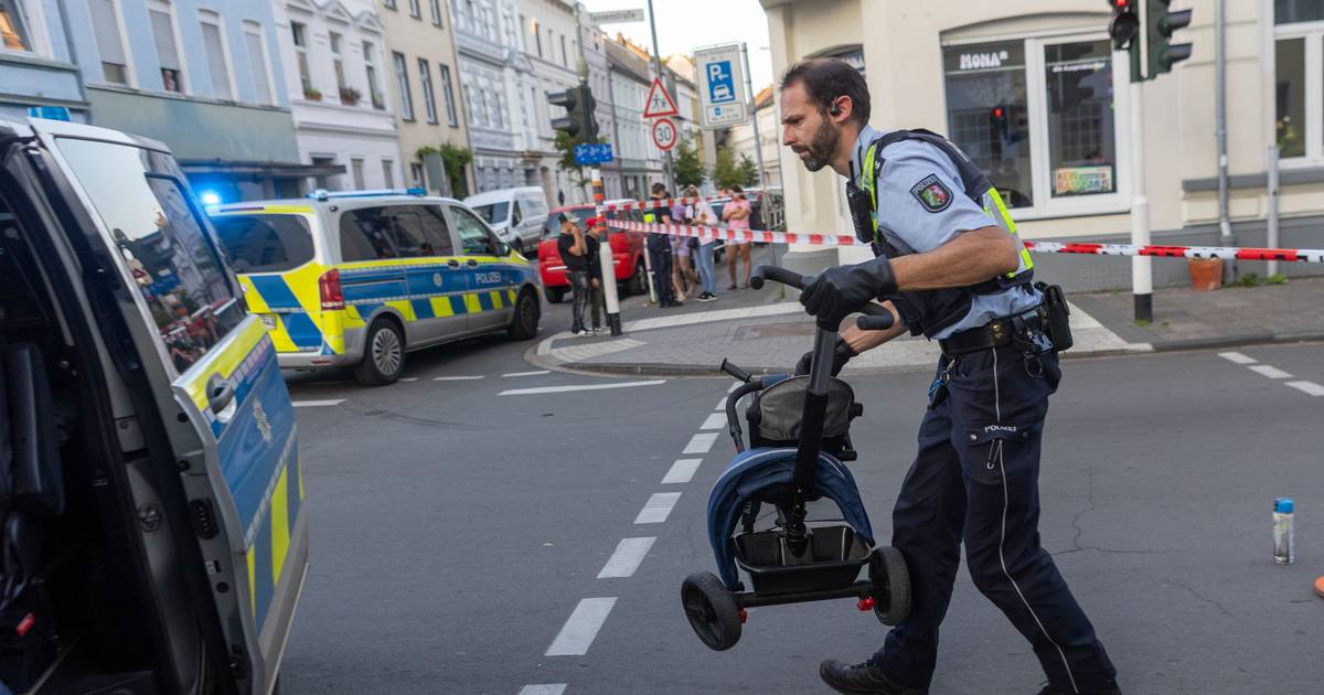 Auto fährt in Menschenmenge – fünf Verletzte bei Unfall, auch Kinder