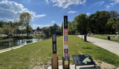 Mags stellt Schilder in Georpark und Hans-Jonas-Park