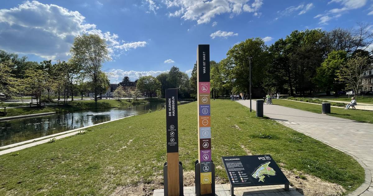 Mags stellt Schilder in Georpark und Hans-Jonas-Park