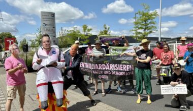 Extinction Rebellion protestiert vor Tesla-Standort