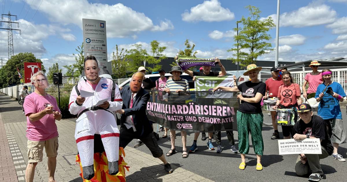 Extinction Rebellion protestiert vor Tesla-Standort