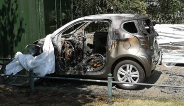 Feuerwehr entdeckt Leiche in brennendem Auto